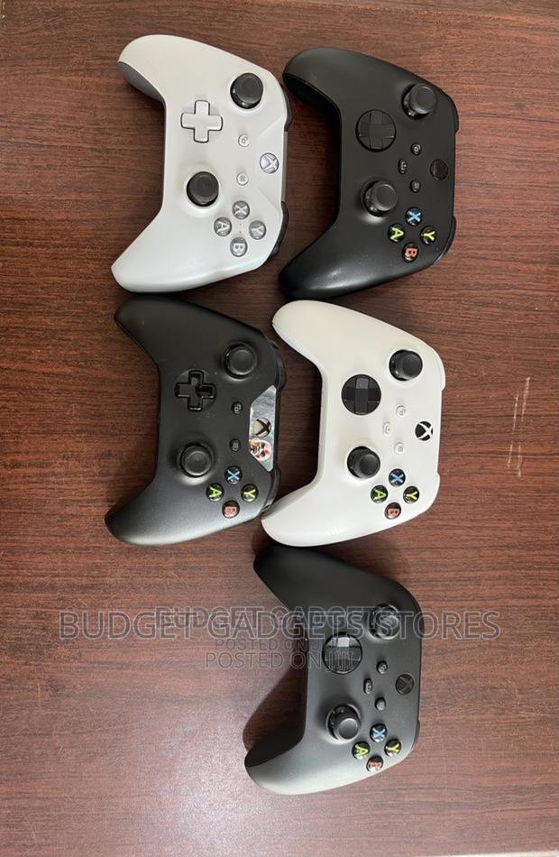 Xbox Series X Controllers · Photo 2