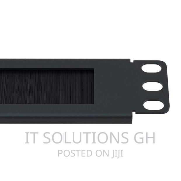 1U Brush Cable Manager · Photo 2