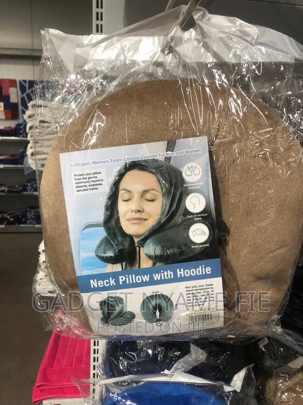 Travel Neck Pillow With Hoodie · Photo 2