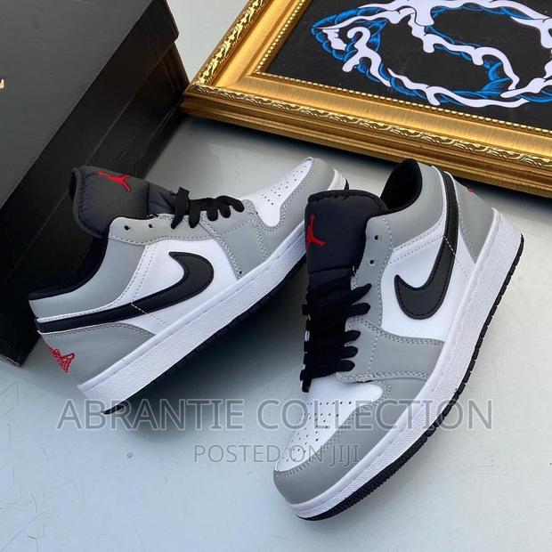 Air Jordan 1 Low Light Smoke Gray · Photo 4