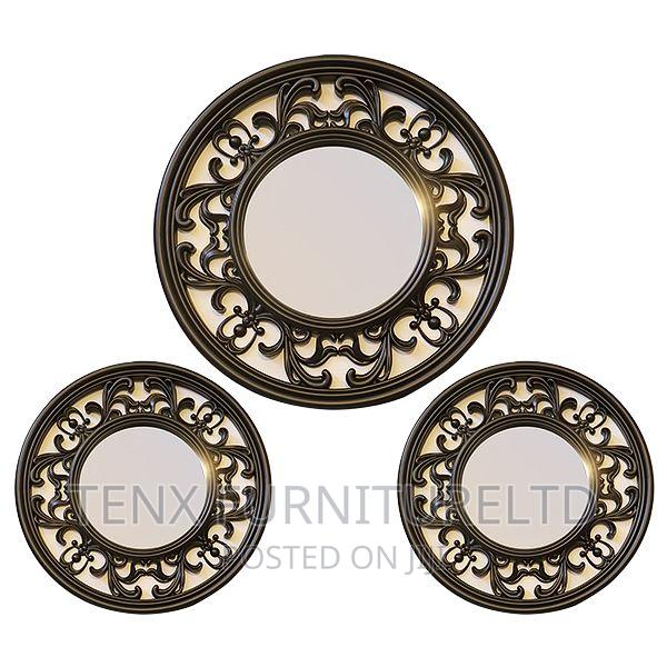 Round Shaped Hanging Mirror · Photo 2