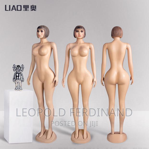 Curvy Full-Body Female Mannequin · Photo 3