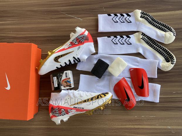 Original Set of Boot With Accessories at Cool Price · Photo 3