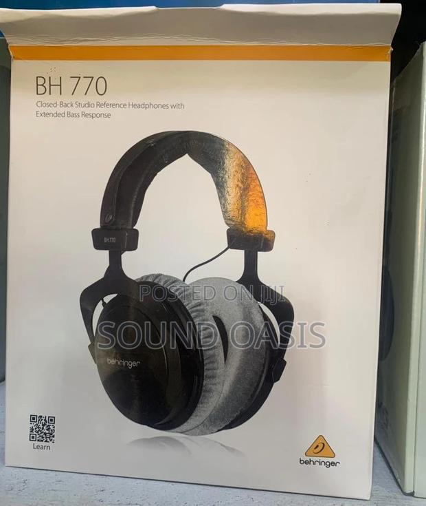 Closed-Back Studio Headphones With Extended Bass Response · Photo 2