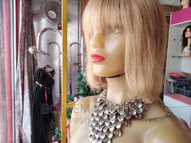 Super Blonde French Cut Wig · Photo 4