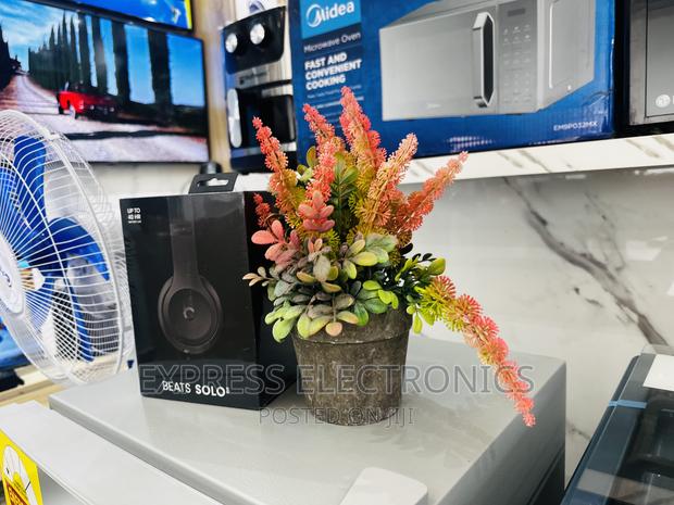 Authentic and Sleek Design Black Headphone Beats Solo3 · Photo 2