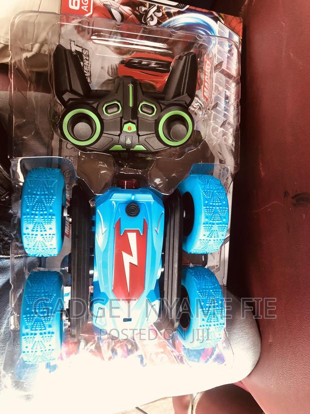 Rechargeable Monster Truck With Wireless Remote Control · Photo 4