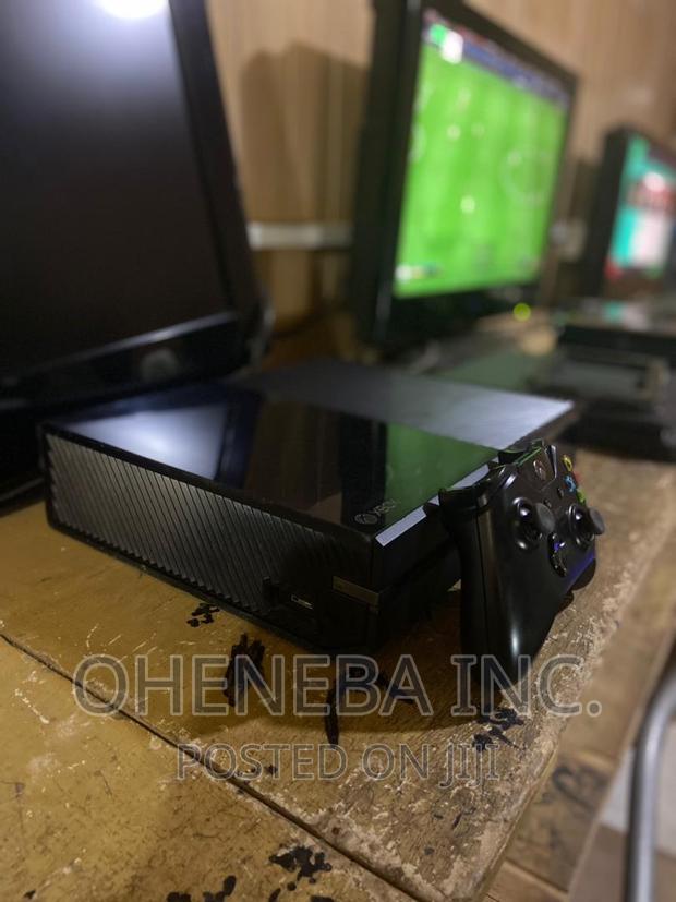 Xbox One With 11 Games Installed + 1 Controller