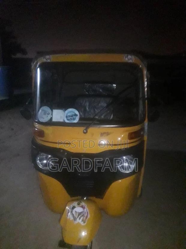Bajaj RE 2021 Yellow · Photo 4