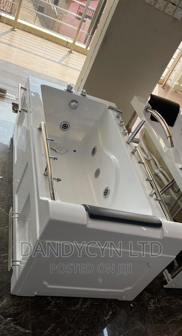 Jacuzzi Bathtub · Photo 4