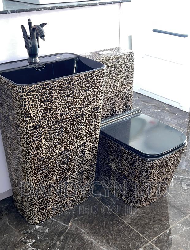 Executive Wc With Basin Gold Black · Photo 4