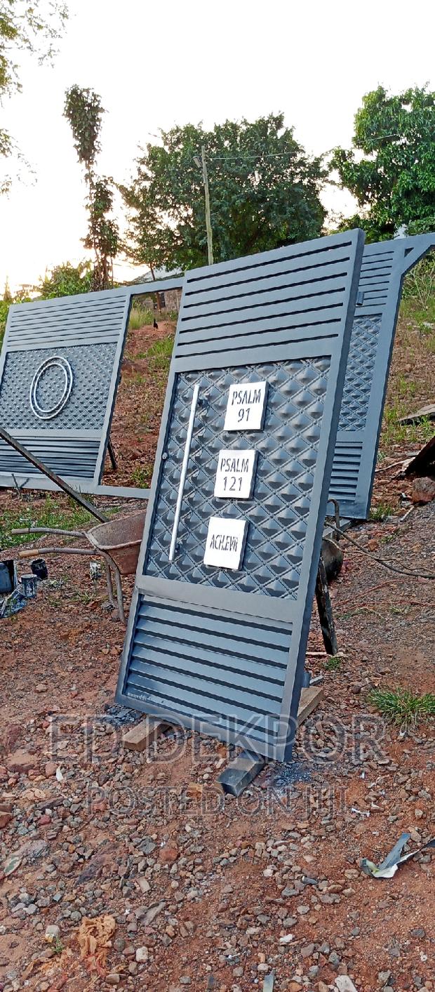 CRT Design Metal Gate · Photo 1