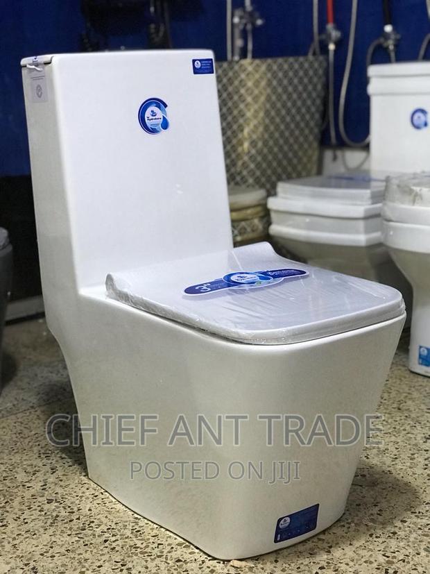 Toilet Seat / Water Closet . One Piece · Photo 2