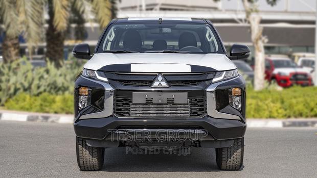 New Mitsubishi L200 2023 Black photo 2