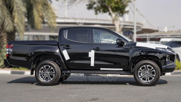 New Mitsubishi L200 2023 Black photo 5