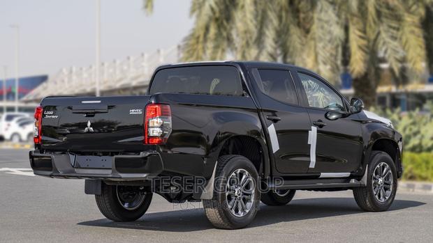 New Mitsubishi L200 2023 Black photo 8