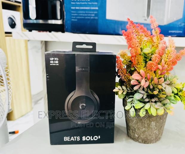Powerful Dynamic Headphones Beats Solo 3 · Photo 2