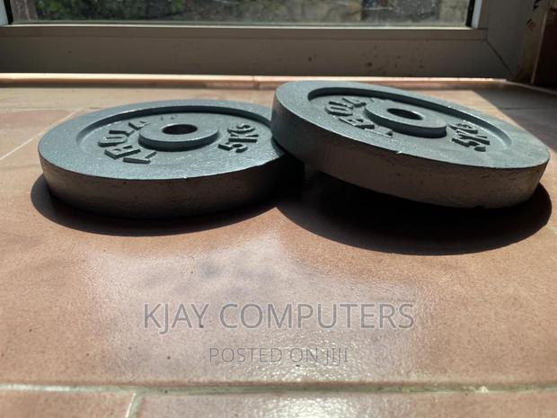 Pair of 5 Kg Carbon Steel Plate for Barbells and Curl Bars. · Photo 4
