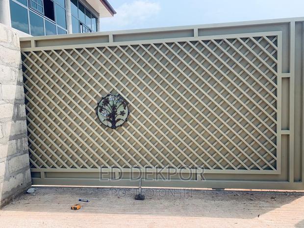 Cream Metal Gate · Photo 1
