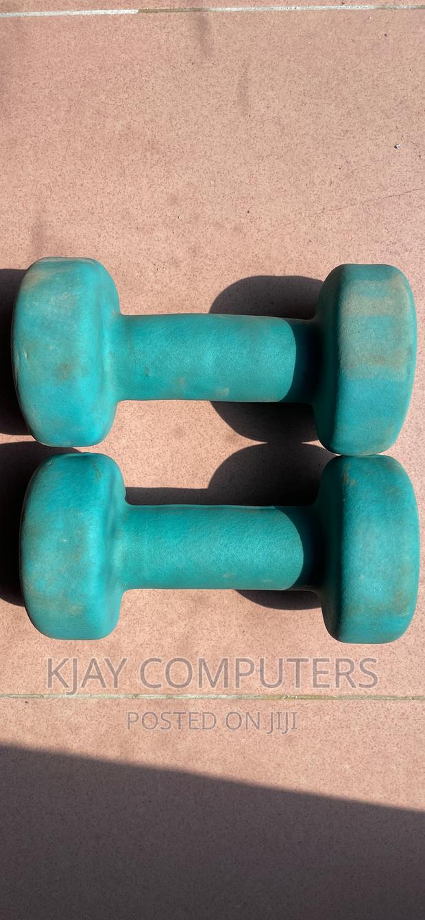 A Pair of 4kg Rubber Dumbbells · Photo 4