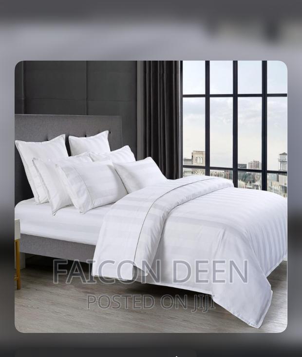 White Stripped Hotel Bedsheet With Pillow Cases · Photo 1