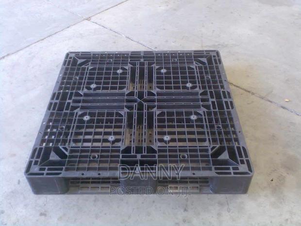 Wooden Pallets, Plastic Pallets · Photo 1
