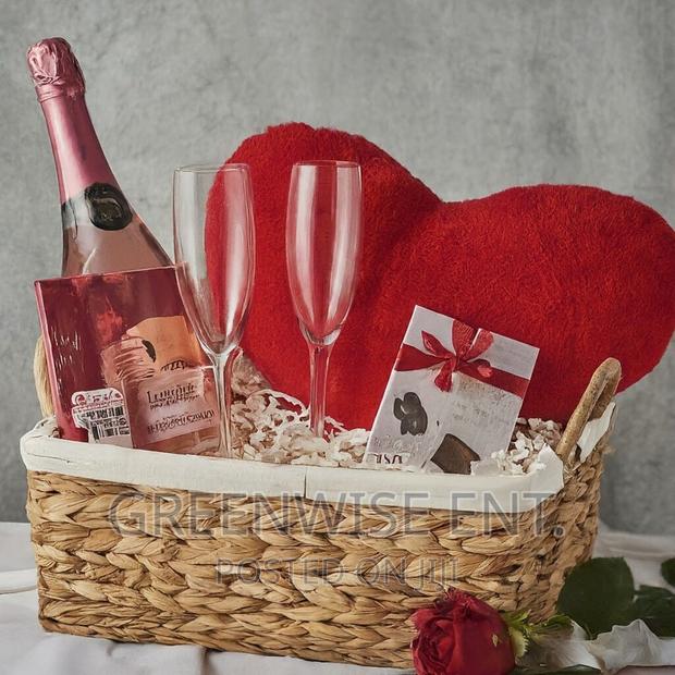 Classic Romance Valentine’S Hamper · Photo 2