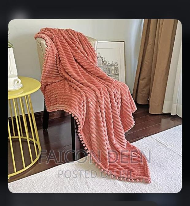 Soft, Thick Luxurious Throw Blankets · Photo 1