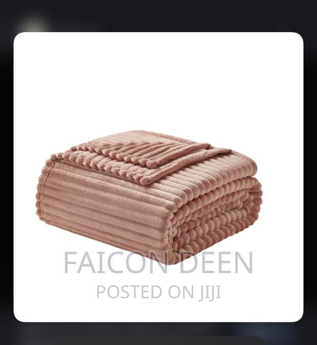Exquisite Luxury Quality Soft Throw Blankets · Photo 1