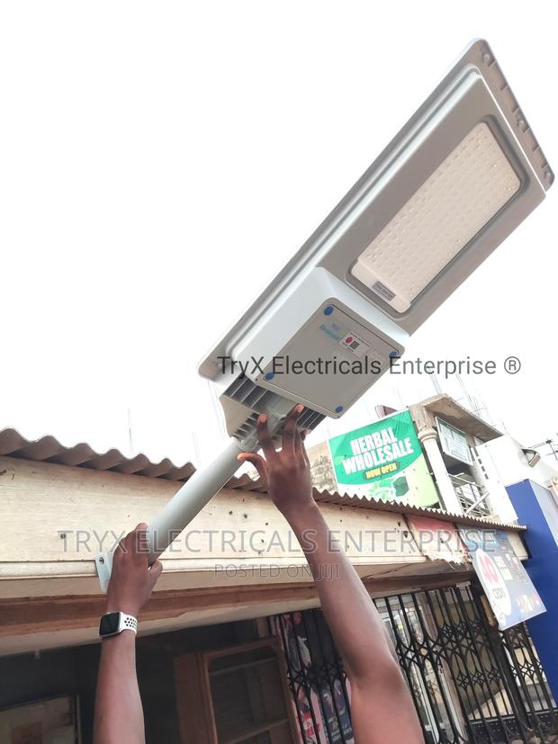 Aurora Lens 1000W Solar Street Light · Photo 3