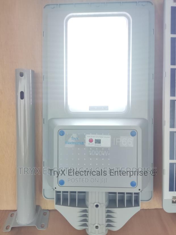 Aurora Lens 1000W Solar Street Light · Photo 4
