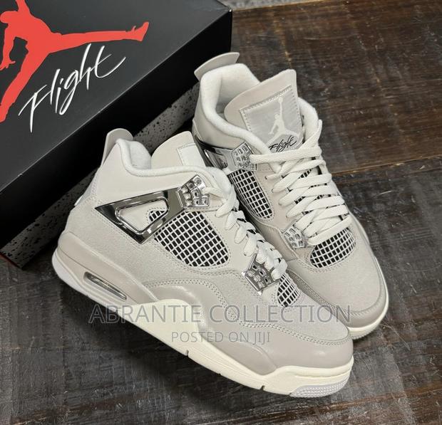 Nike Air Jordan 4 Frozen Moment · Photo 4