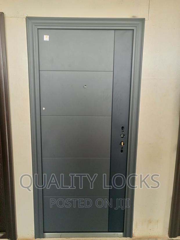 High Quality Single Gray Door · Photo 2