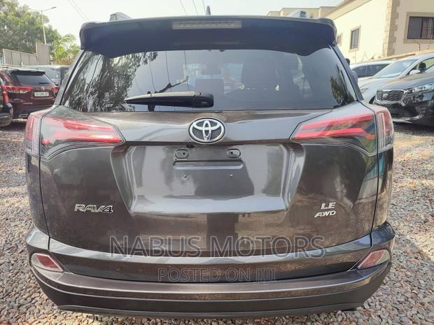 Toyota RAV4 LE 4dr SUV AWD (2.5L 4cyl 6A) 2018 Gray