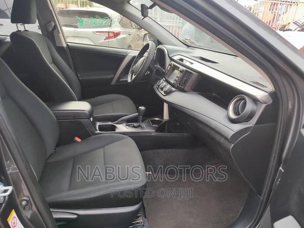 Toyota RAV4 LE 4dr SUV AWD (2.5L 4cyl 6A) 2018 Gray