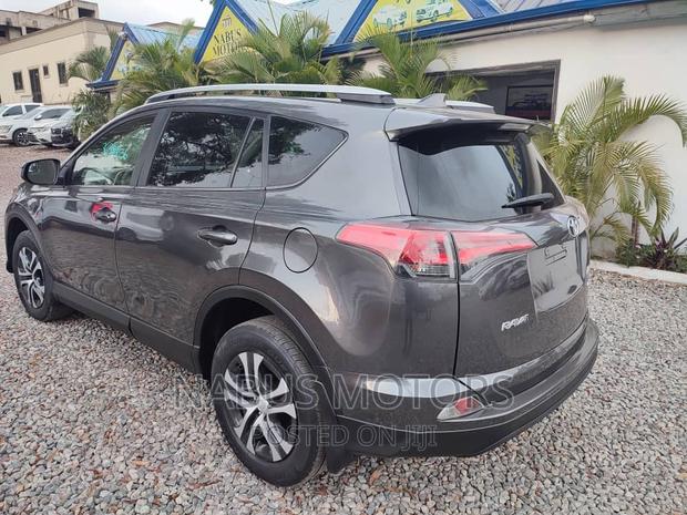 Toyota RAV4 LE 4dr SUV AWD (2.5L 4cyl 6A) 2018 Gray