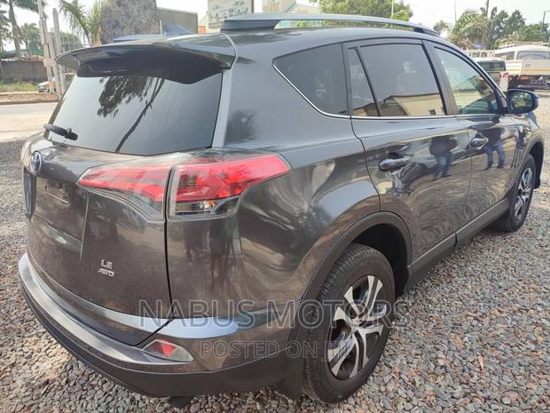 Toyota RAV4 LE 4dr SUV AWD (2.5L 4cyl 6A) 2018 Gray