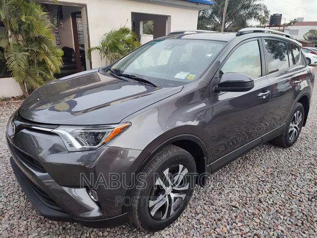 Toyota RAV4 LE 4dr SUV AWD (2.5L 4cyl 6A) 2018 Gray