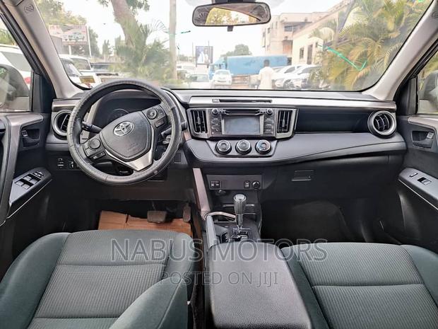 Toyota RAV4 LE 4dr SUV AWD (2.5L 4cyl 6A) 2018 Gray