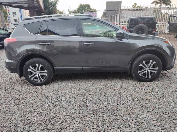 Toyota RAV4 LE 4dr SUV AWD (2.5L 4cyl 6A) 2018 Gray