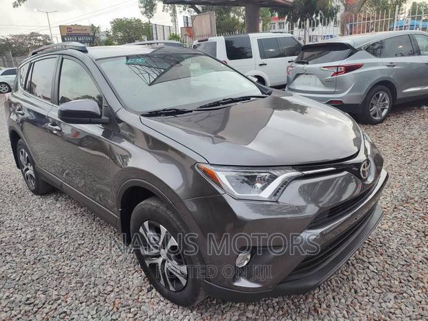 Toyota RAV4 LE 4dr SUV AWD (2.5L 4cyl 6A) 2018 Gray