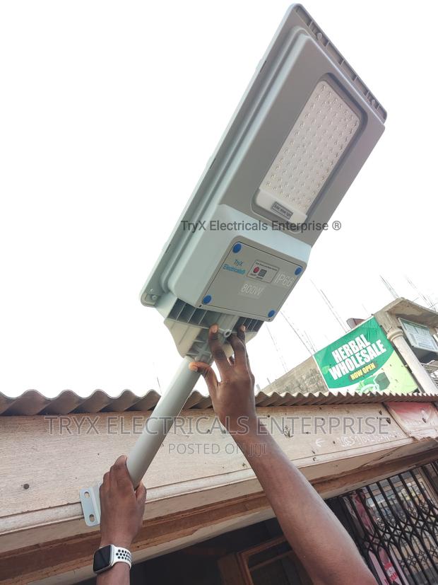 Aurora Lens 800W Solar Street Light · Photo 2