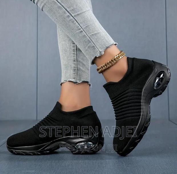 Ladies Sneakers · Photo 3