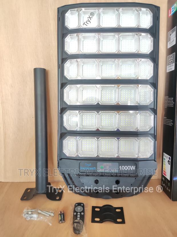 1000W Solar Street Light - Starlink · Photo 3