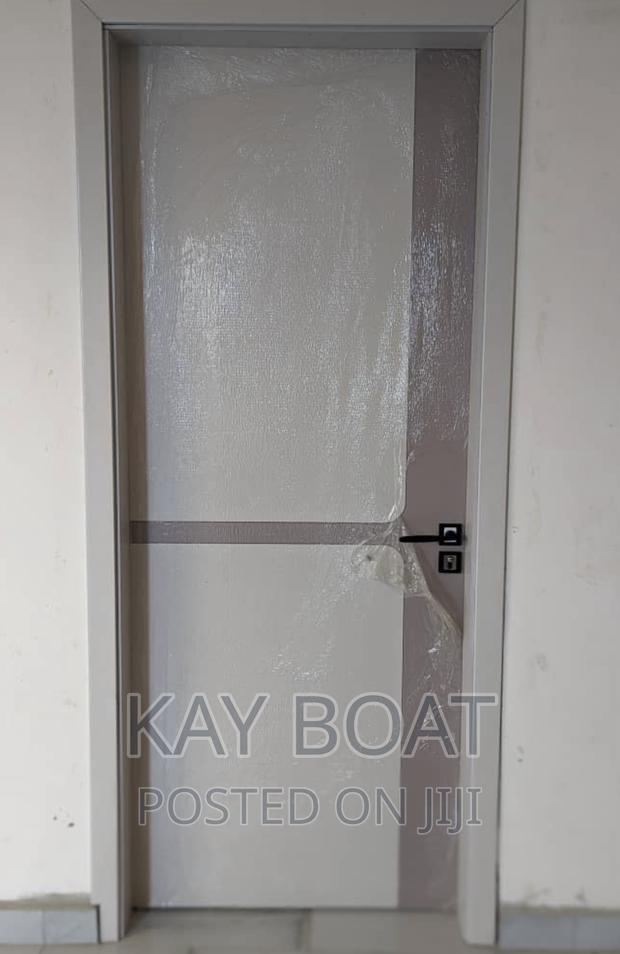 Flashy Wooden Door · Photo 2