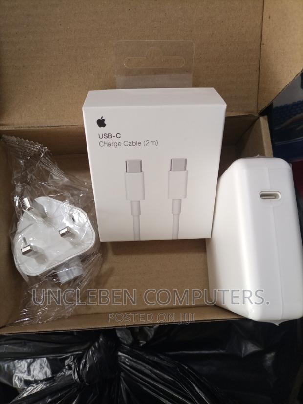 Macbook Type C Charger photo 2