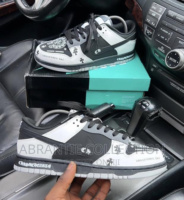 Nike Sb Dunk Low X Chrome Hearts · Photo 3