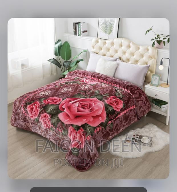 Soft , Thick Heavy Designer Blankets · Photo 1
