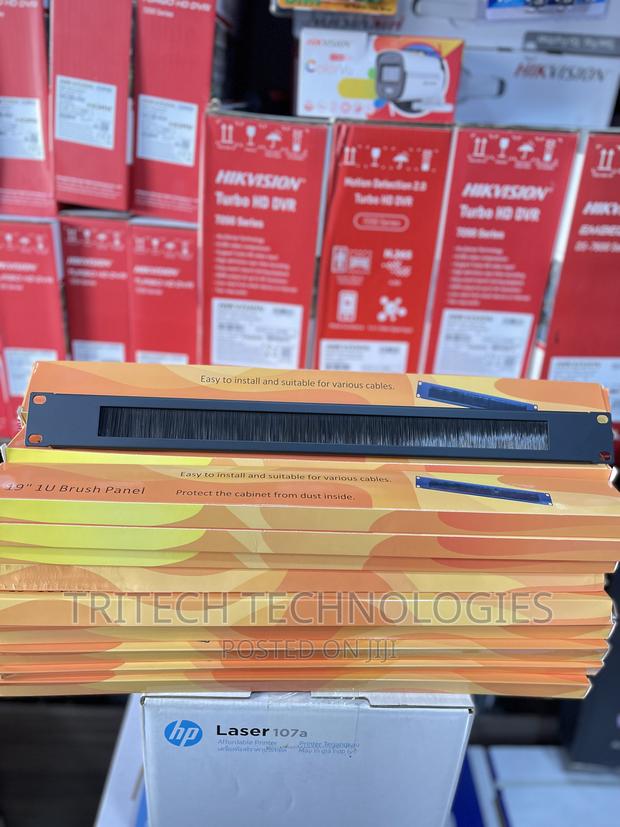 1U Brush Cable Manager · Photo 4