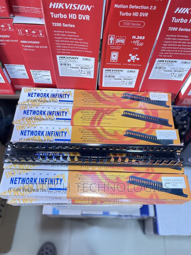 19" 1U Metal Network Cable Manager With Cover · Photo 3